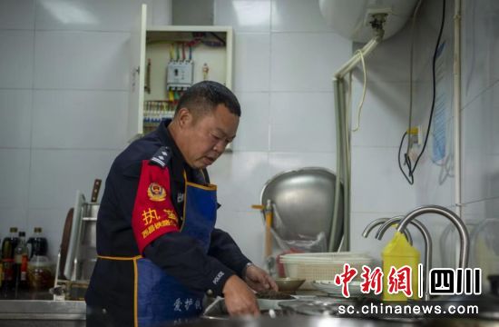 鐵警楊明在工作之余為同事做可口飯菜。潘孟 攝 鐵警楊明在工作之余為同事做可口飯菜。潘孟 攝