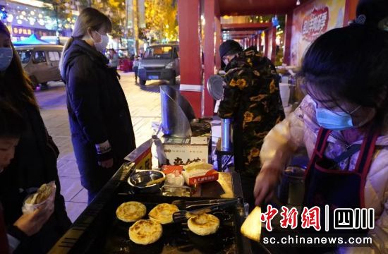 市民品嘗特色小吃。名山融媒 供圖 市民品嘗特色小吃。名山融媒 供圖