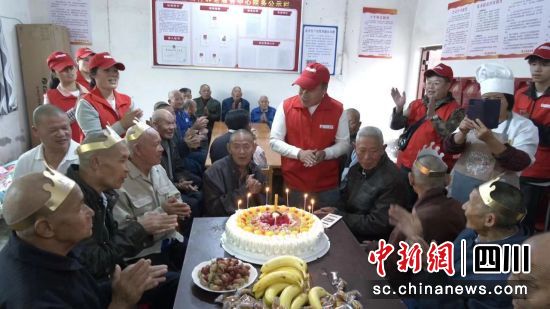 志愿者到敬老院開展活動(dòng)。郭明 攝 志愿者到敬老院開展活動(dòng)。郭明 攝