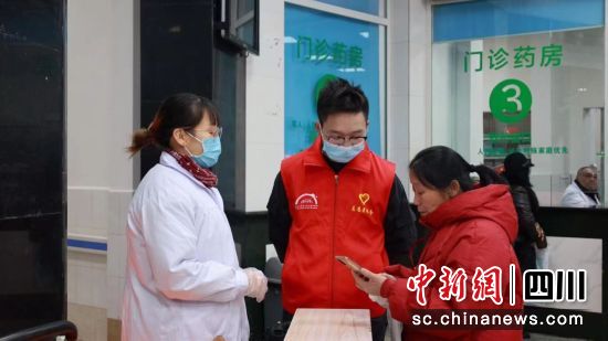 志愿者開展志愿服務(wù)活動(dòng)。郭明 攝 志愿者開展志愿服務(wù)活動(dòng)。郭明 攝