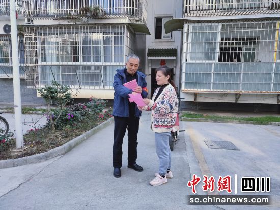 老黨員志愿者進(jìn)行政策宣傳。 什邡市方亭街道供圖 老黨員志愿者進(jìn)行政策宣傳。 什邡市方亭街道供圖
