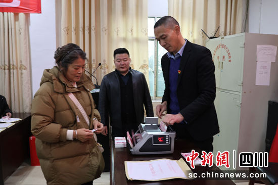 村民領(lǐng)取分紅。 綿竹市融媒體中心供圖 村民領(lǐng)取分紅。 綿竹市融媒體中心供圖