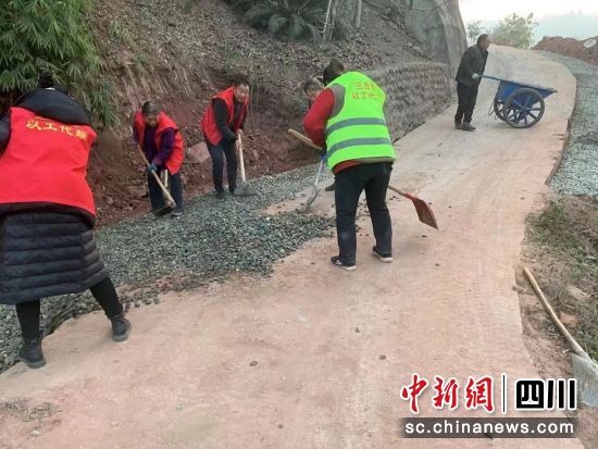 道路加寬施工現(xiàn)場。 三臺縣委宣傳部供圖 道路加寬施工現(xiàn)場。 三臺縣委宣傳部供圖