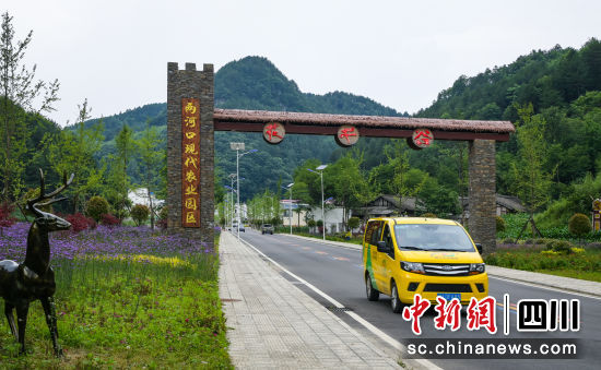 曾家山公交化運行的小客車。 張敏 攝 曾家山公交化運行的小客車。 張敏 攝