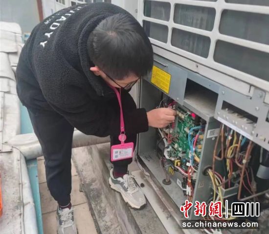 成婦兒醫院后勤保障部工作人員正在維保。成婦兒醫院供圖 成婦兒醫院后勤保障部工作人員正在維保。成婦兒醫院供圖