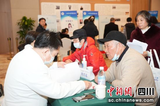 圖為義診現(xiàn)場。四川省醫(yī)學會 供圖 圖為義診現(xiàn)場。四川省醫(yī)學會 供圖