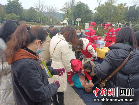 “救”在身邊應(yīng)急救援知識講解。趙天久 攝 “救”在身邊應(yīng)急救援知識講解。趙天久 攝