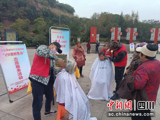 便民小板凳”志愿服務(wù)。趙天久 攝 便民小板凳”志愿服務(wù)。趙天久 攝