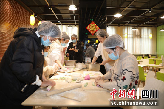 青年職工包餃子。劉倩 攝 青年職工包餃子。劉倩 攝