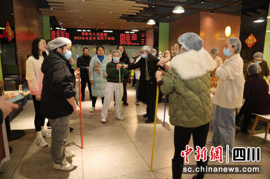 開展傳統(tǒng)游戲冬不倒凍不到。劉倩 攝 開展傳統(tǒng)游戲冬不倒凍不到。劉倩 攝