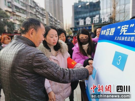 市民積極參加法律知識有獎答題。李全民 攝 市民積極參加法律知識有獎答題。李全民 攝