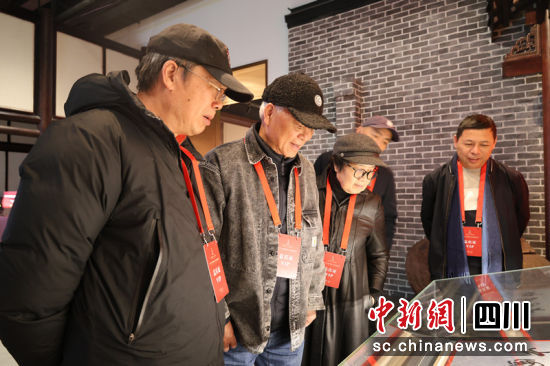 嘉賓在五糧液酒文化博覽館了解五糧液的歷史。劉瑤 攝 嘉賓在五糧液酒文化博覽館了解五糧液的歷史。劉瑤 攝