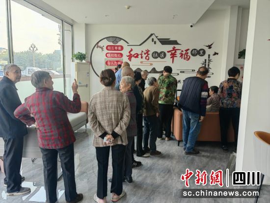 便民服務站辦事群眾。 黃許鎮(zhèn)供圖 便民服務站辦事群眾。 黃許鎮(zhèn)供圖