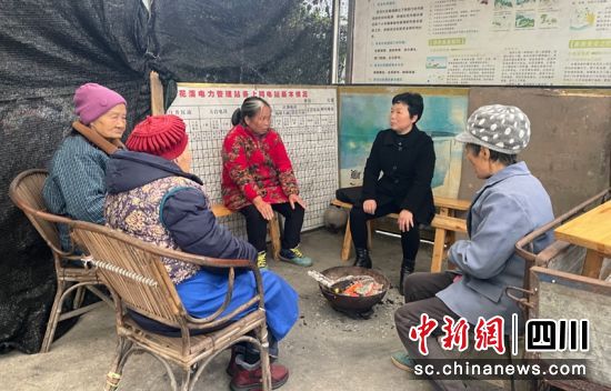 黃文珍(右二)與村民交談。唐磊 攝 黃文珍(右二)與村民交談。唐磊 攝