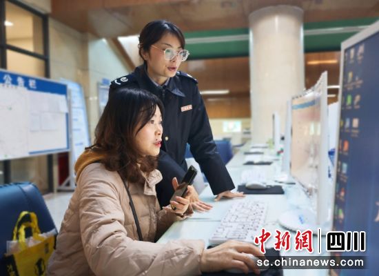 工作人員正在協助群眾自助辦理相關事項。廖桂華 攝 工作人員正在協助群眾自助辦理相關事項。廖桂華 攝