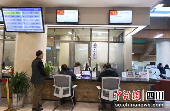 西充縣政務服務中心辦事窗口。廖桂華 攝 西充縣政務服務中心辦事窗口。廖桂華 攝