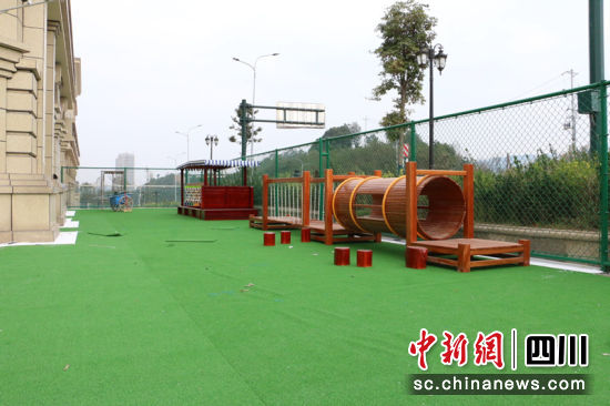戶外運(yùn)動(dòng)區(qū)已見雛形。蔣雪梅 攝 戶外運(yùn)動(dòng)區(qū)已見雛形。蔣雪梅 攝