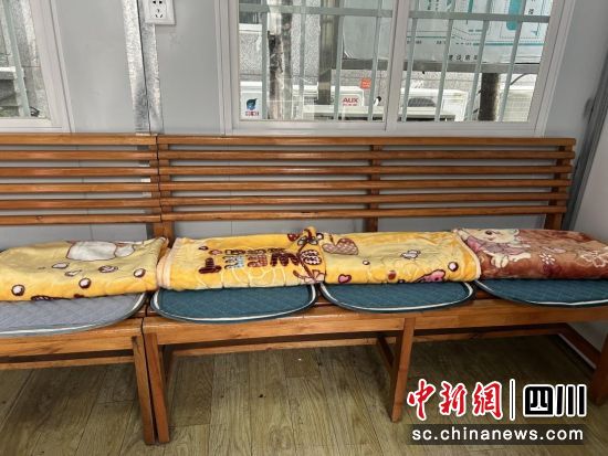圖為兒科門診區域及兒科住院部輸液區增設等候椅軟墊,為患兒提供毛毯。成都市第六人民醫院供圖 圖為兒科門診區域及兒科住院部輸液區增設等候椅軟墊,為患兒提供毛毯。成都市第六人民醫院供圖