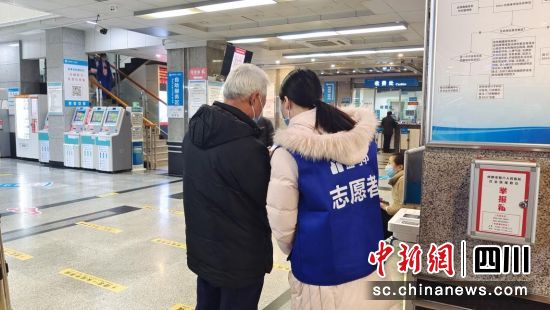 志愿者正在指導一名老年人手機掛號。成都市第六人民醫院供圖 志愿者正在指導一名老年人手機掛號。成都市第六人民醫院供圖