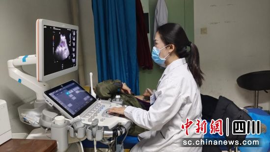 超聲科醫生使用“溫暖耦合劑”為患者做檢查。成都市第六人民醫院供圖 超聲科醫生使用“溫暖耦合劑”為患者做檢查。成都市第六人民醫院供圖