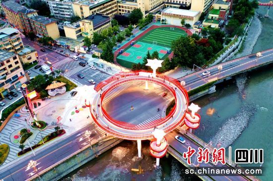 汶川“網(wǎng)紅”人行天橋。汶川縣委宣傳部 供圖 汶川“網(wǎng)紅”人行天橋。汶川縣委宣傳部 供圖