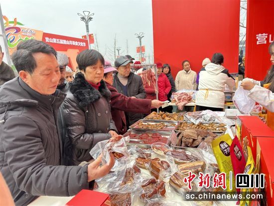 展銷活動現場,吸引眾民眾搶購特色土特產。王爵 攝 展銷活動現場,吸引眾民眾搶購特色土特產。王爵 攝