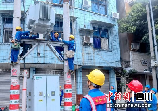 工作人員正在吊裝新變壓器。李紅燕 攝 工作人員正在吊裝新變壓器。李紅燕 攝