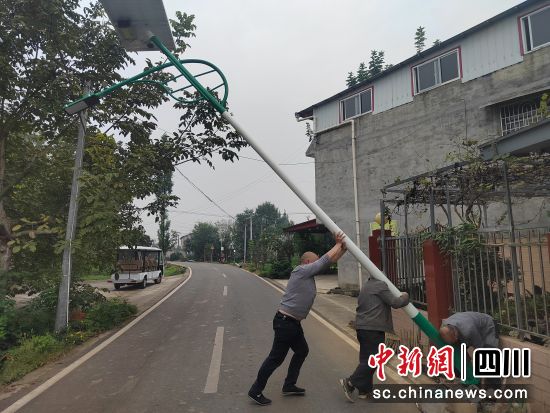 安裝路燈。 孝感街道供圖 安裝路燈。 孝感街道供圖