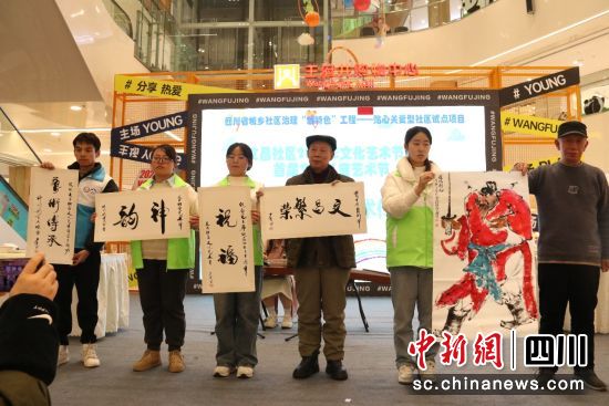 展示書畫作品。 陳倩 攝 展示書畫作品。 陳倩 攝