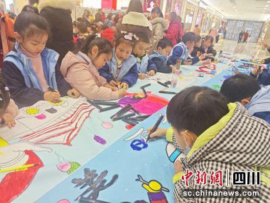 兒童在百米長卷上繪畫。 陳倩 攝 兒童在百米長卷上繪畫。 陳倩 攝