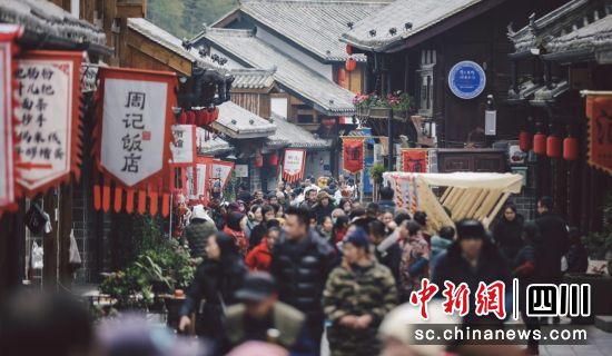西嶺雪山酒市受游客青睞。黃進喜 攝 西嶺雪山酒市受游客青睞。黃進喜 攝