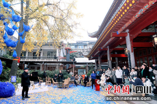 圖為藝術(shù)家夏科向公眾介紹展覽基本情況。成都文旅集團(tuán) 供圖 圖為藝術(shù)家夏科向公眾介紹展覽基本情況。成都文旅集團(tuán) 供圖