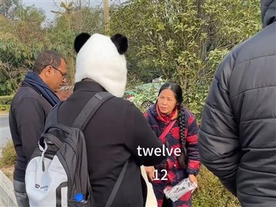謝洪英(中)向外國人售賣水果 視頻截圖 謝洪英(中)向外國人售賣水果 視頻截圖