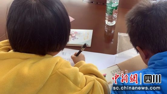孩子們在給母親回信。四川省女子監(jiān)獄供圖 孩子們在給母親回信。四川省女子監(jiān)獄供圖