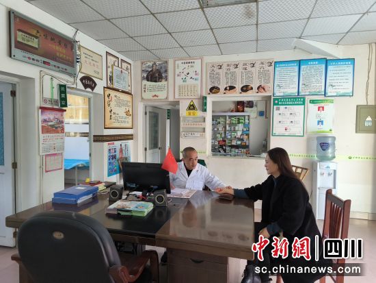 群眾到“中醫閣”問診。 什邡市委宣傳部供圖 群眾到“中醫閣”問診。 什邡市委宣傳部供圖