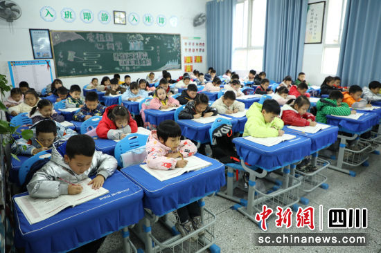學生們換上了新桌椅。長寧縣融媒體中心供圖。 學生們換上了新桌椅。長寧縣融媒體中心供圖。