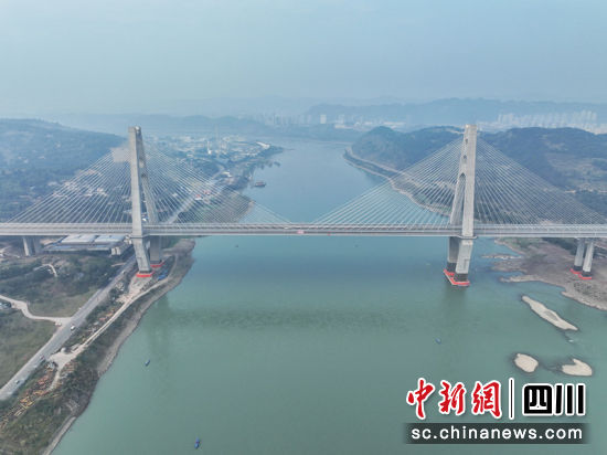 成宜高鐵動車組列車經過宜賓臨港長江公鐵大橋。 莊歌爾 攝 成宜高鐵動車組列車經過宜賓臨港長江公鐵大橋。 莊歌爾 攝