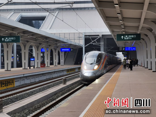 首趟成宜高鐵動車組列車駛出宜賓站。 莊歌爾 攝 首趟成宜高鐵動車組列車駛出宜賓站。 莊歌爾 攝
