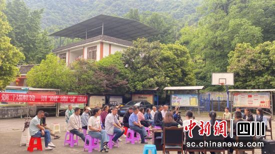 家國愛宣講團在漩口鎮集中村開展宣講工作。汶川縣委宣傳部 供圖 家國愛宣講團在漩口鎮集中村開展宣講工作。汶川縣委宣傳部 供圖