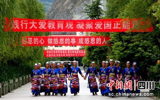 汶川中學感恩前行的陽光少年。汶川縣委宣傳部 供圖 汶川中學感恩前行的陽光少年。汶川縣委宣傳部 供圖