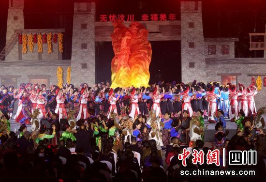 汶川縣各族群眾喜慶羌年。汶川縣委宣傳部 供圖 汶川縣各族群眾喜慶羌年。汶川縣委宣傳部 供圖