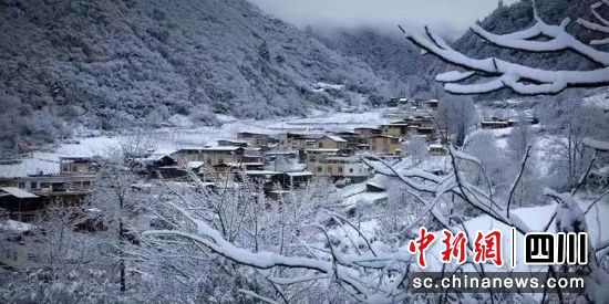 膽扎木溝村雪景。楊強軍攝 膽扎木溝村雪景。楊強軍攝