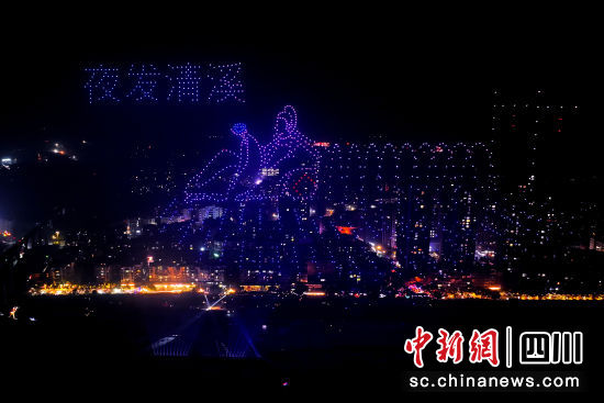 為市民展示”夜發清溪“圖案。廖勝春 攝 為市民展示”夜發清溪“圖案。廖勝春 攝