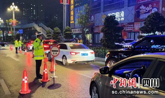 夜間檢查整治現場。富順交警 供圖 夜間檢查整治現場。富順交警 供圖
