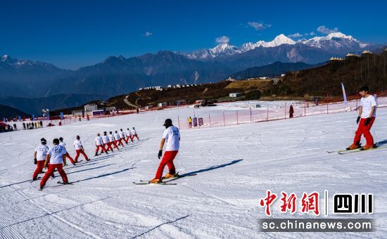體驗滑雪。石棉融媒 供圖 體驗滑雪。石棉融媒 供圖