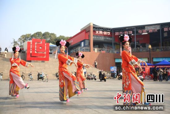 東北地域特色歌舞節(jié)目。(沈陽(yáng)市文旅局 供圖) 東北地域特色歌舞節(jié)目。(沈陽(yáng)市文旅局 供圖)