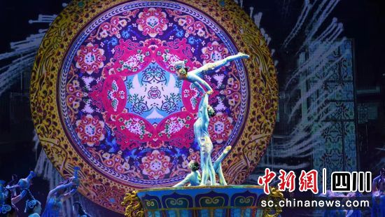 雜技秀《出彩中國》。(成都華僑城大劇院 供圖) 雜技秀《出彩中國》。(成都華僑城大劇院 供圖)