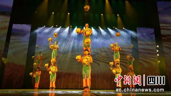 雜技秀《出彩中國》。(成都華僑城大劇院 供圖) 雜技秀《出彩中國》。(成都華僑城大劇院 供圖)
