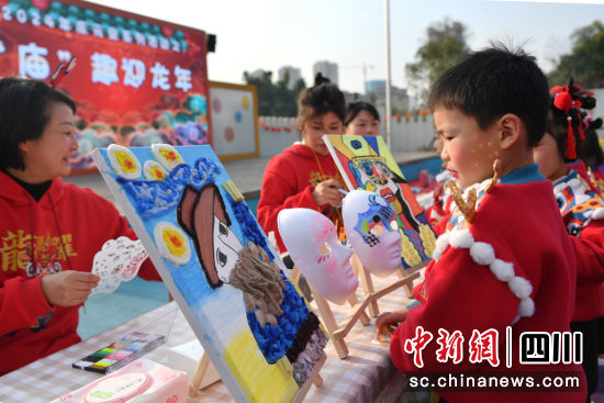 幼兒園的小朋友在逛“廟會”。彭圣洲 攝 幼兒園的小朋友在逛“廟會”。彭圣洲 攝