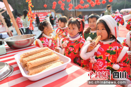 幼兒園的小朋友在逛“廟會”。彭圣洲 攝 幼兒園的小朋友在逛“廟會”。彭圣洲 攝